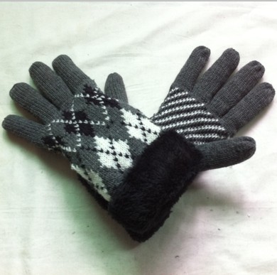 Knitted gloves with fleece