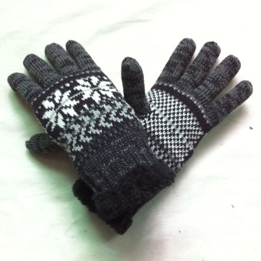 Knitted gloves with fleece