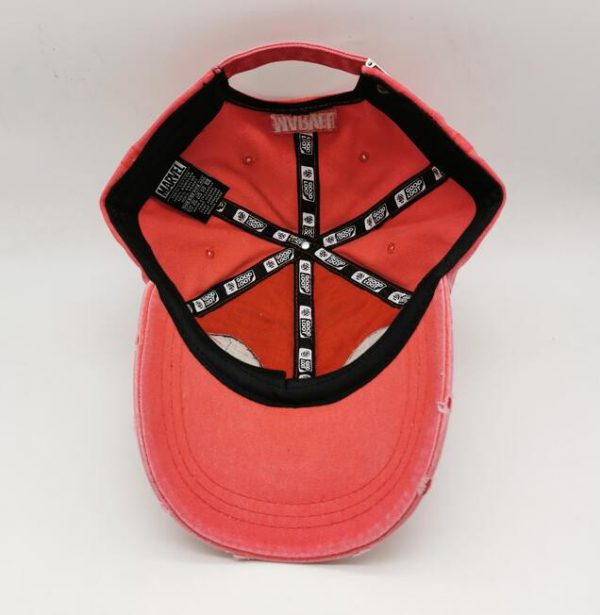 Topi marvel merah gaya basuh pecah