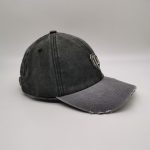 Vintage-Hut mit Metalllogo überzogen