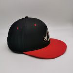 ASSASS'S Zweifarbige schwarz-rote Snapback-Kappe