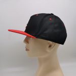 قبعة snapback باللون الأسود بلونين